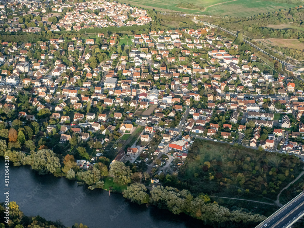vue aérienne de Triel-sur-Seine dans les Yvelines en France
