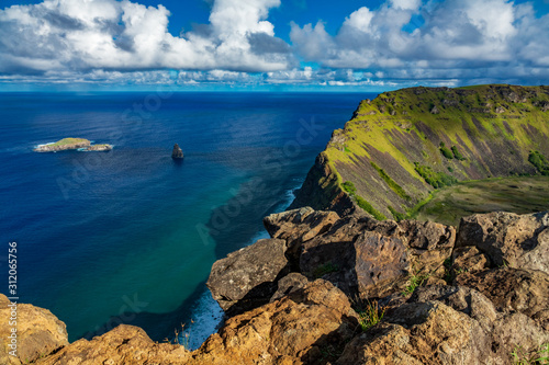 Konstfotografi Tangata matu islets in Rapa Nui under Rano Kau crater