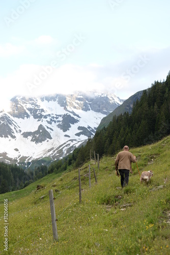 Wanderer mit Hund in den bergen