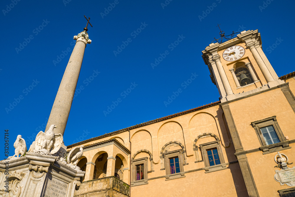 Tarquinia, Italia, ciudad etrusca y medieval en la región del Lazio. Centro histórico, plaza 