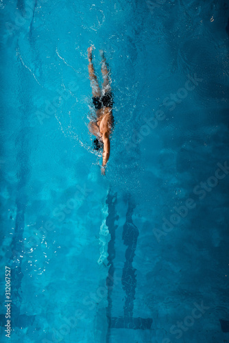 Cuadro en lienzo top view of sportsman swimming front crawl in blue water