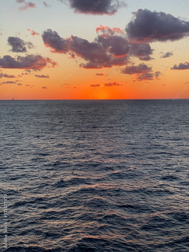 Obraz premium sunset over the sea