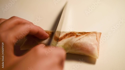 春巻きを切る