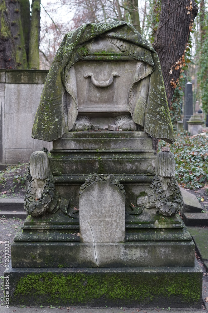 Obraz premium Sehenswerter Grabbau auf dem Jüdischen Friedhof in der Schönhauser Allee (Berlin)