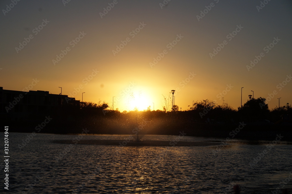 Atardecer detras de la fuente.