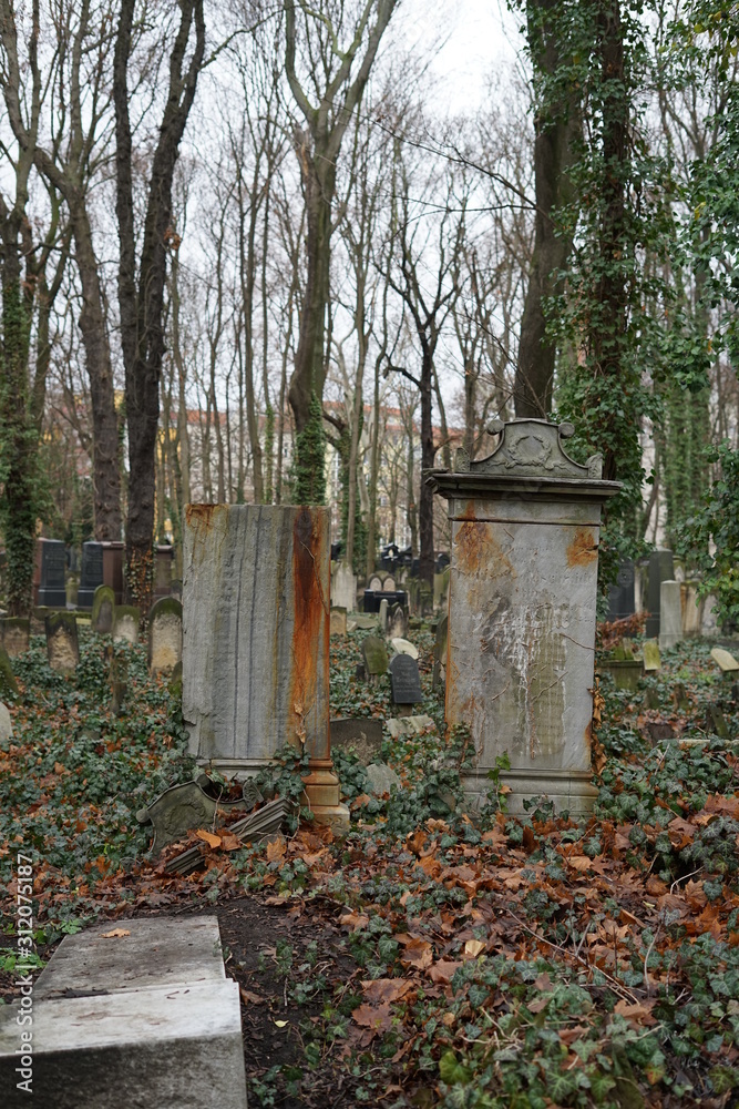 Vewitterte Grabsteine auf dem Jüdischen Friedhof in der Schönhauser Allee (Berlin)