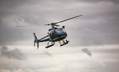 Handdoek met foto Helikopter Blauwe helikopter tegen grijze hemel  © Willy Mobilo