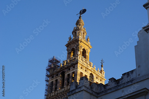 Coucher de soleil sur la cathédrale de Séville