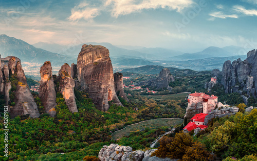 Fotografía Wonderful view of the rocks and monasteries of Meteora, Greece