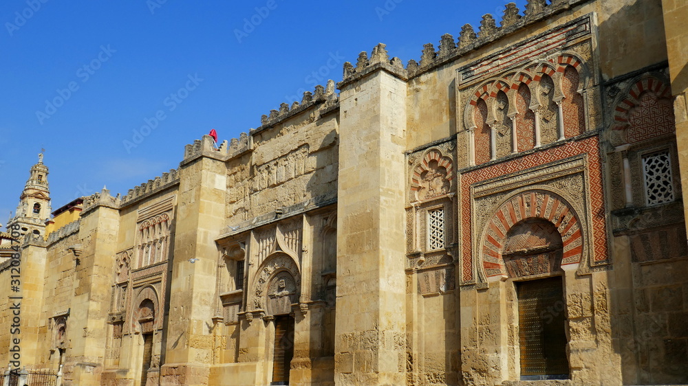 interessant verzierte Außenfassade der Mezquita in Cordoba