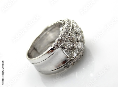 Ring mit Diamanten aus Silber photo