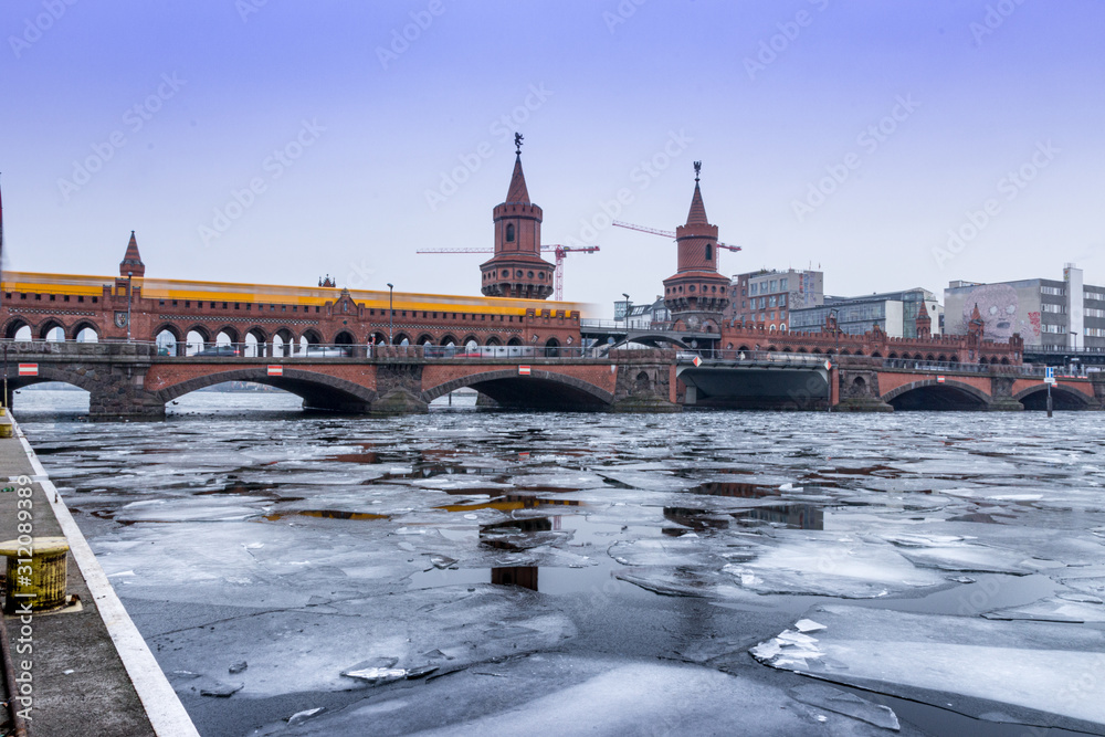 Obraz premium Ice Shells on the Spree at Oberbaum bridge in Berlin