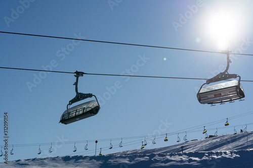 Sessellift mit blauem Himmel. Skigebiet Hochzillertal, Tirol, Österreich. photo