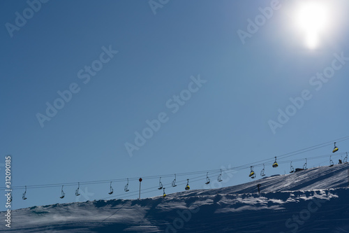 Sessellift mit blauem Himmel. Skigebiet Hochzillertal, Tirol, Österreich. photo