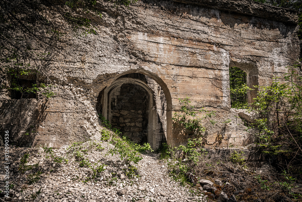 Lost Place Ruine einer ehemaligen Befestigung aus dem 1. Weltkrieg in