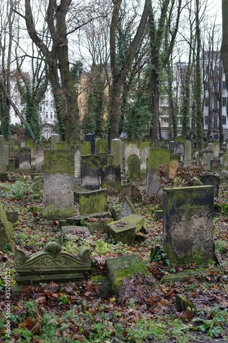 Blick auf verwitterte Grabsteine des Jüdischen Friedhofs in der Schönhauser Allee (Berlin)