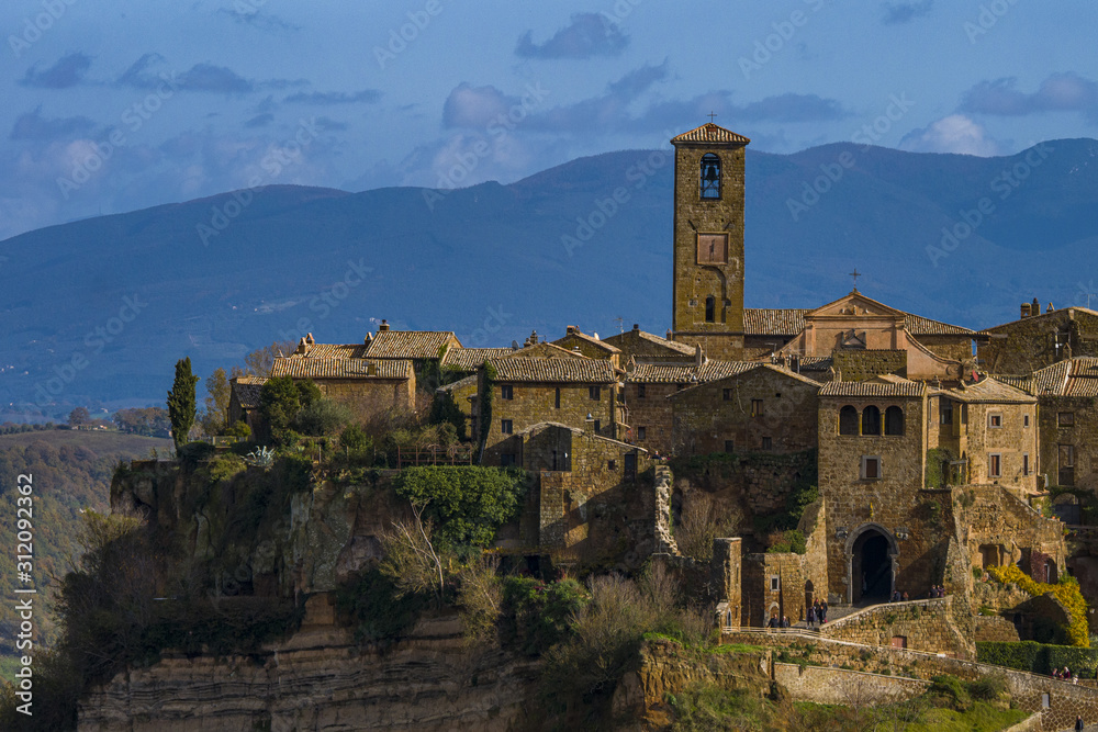 Civita di Bagnoregio, región del Lazio, es un asentamiento que data de la Edad Media y de origenes etruscos, y que hoy cuenta con 10 habitantes. Se la llama 