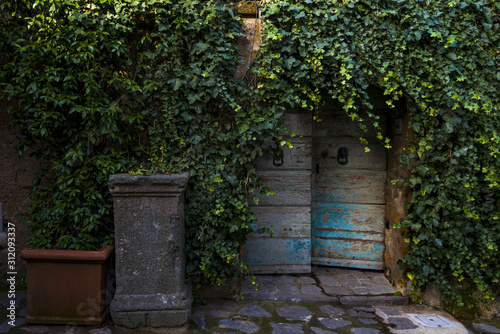 Civita di Bagnoregio, región del Lazio, es un asentamiento que data de la Edad Media y de origenes etruscos, y que hoy cuenta con 10 habitantes. Se la llama 