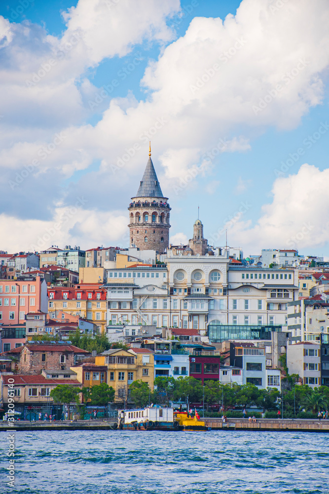 Obraz premium galata tower istambul sea view panorama summer day