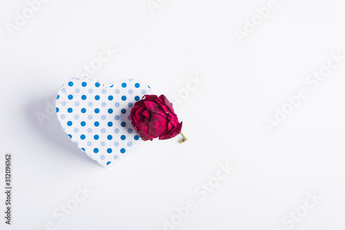 Quadro em tela blue polka dot heart-shaped cardboard box next to pink with almost dry petals