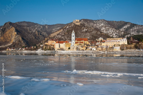 Obraz na płótnie Dürnstein im Winter 2012