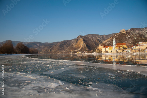 Obraz na płótnie Dürnstein im Winter 2012