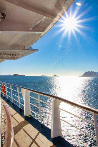 Strahlender SOnnenschein vom Kreuzfahrtschiff in Antarktis Südgeorgien