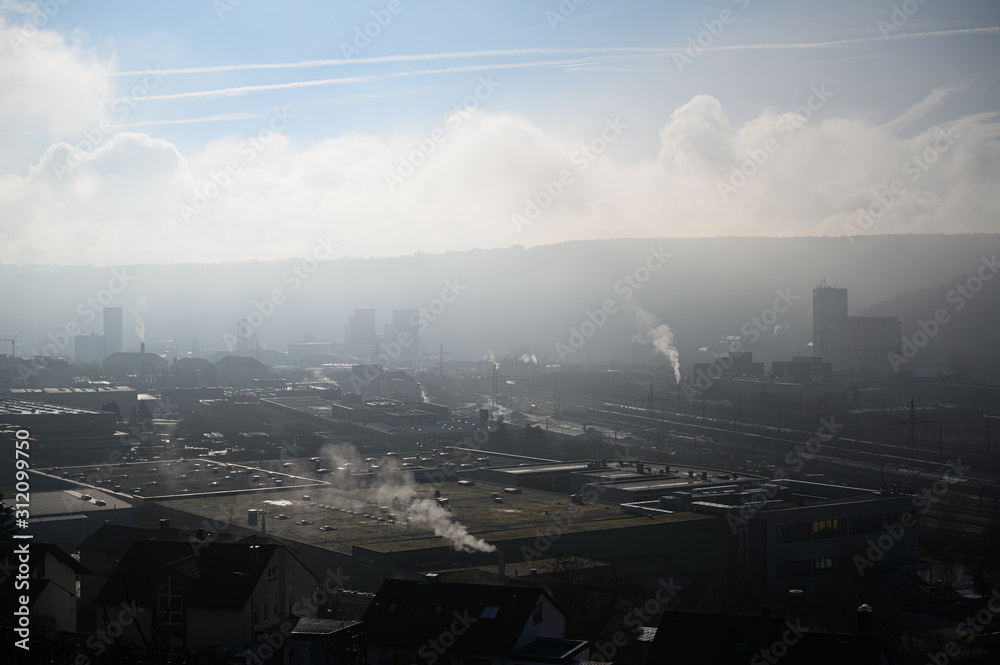 Nebel über Industriegebiet Würzburg