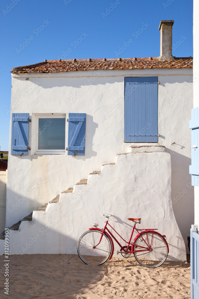 Vélo rouge dans les rue de Noirmoutier en Vendée, France. Vélo rouge dans les rue de Noirmoutier en Vendée, France.