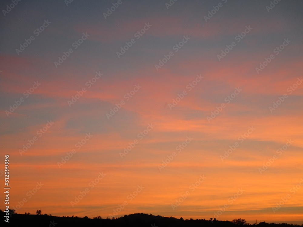 Cielo atardecer naranja