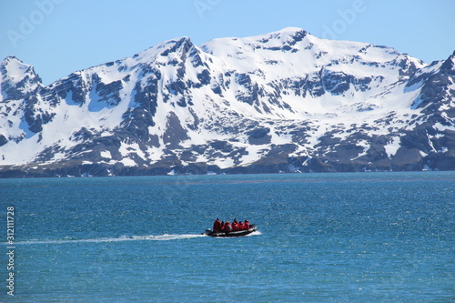 Zodiac Schlauchboot fährt auf Ozean in Antarktis Südgeorgien