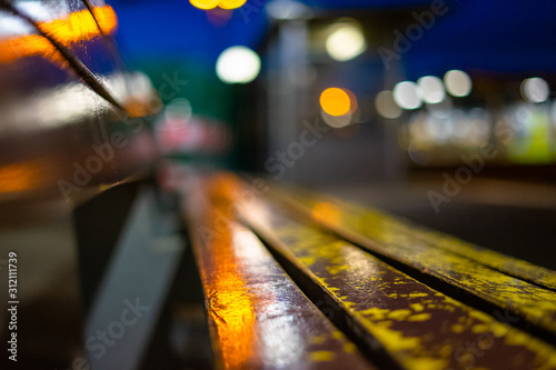 Lichtspiel auf einer Bank an einem deutschen Bahnhof