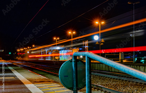 Langzeitbelichtung an einem deutschen Bahnhof in Bayern