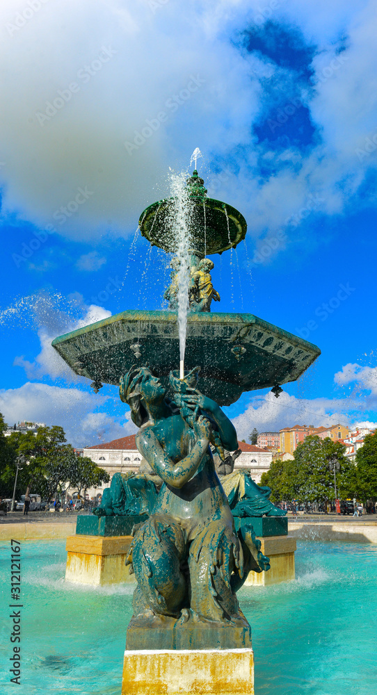 Fototapeta premium Springbrunnen am Praça de D. Pedro IV - Lissabon