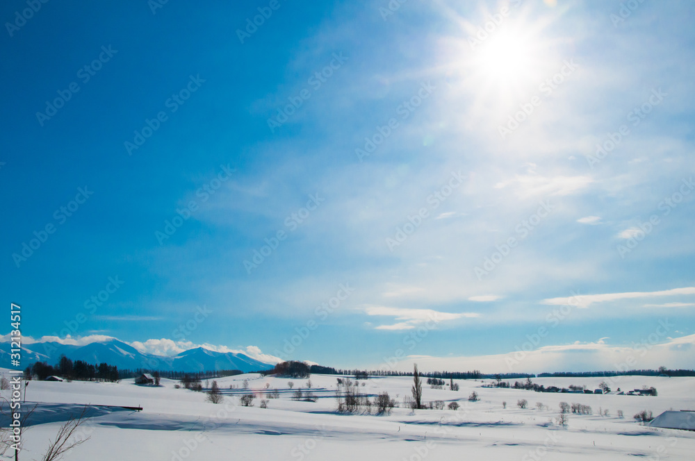 冬の丘陵地帯と太陽