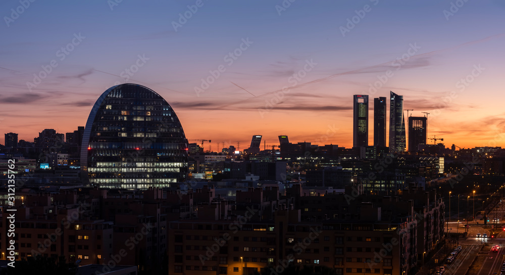 Atardecer en Madrid, España con la vista de su skyline con sus rascacielos más conocidos.