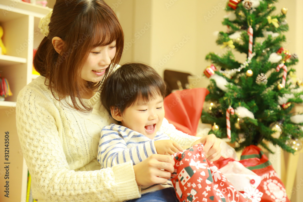 クリスマスプレゼントを開ける親子 クリスマスプレゼントを開ける親子