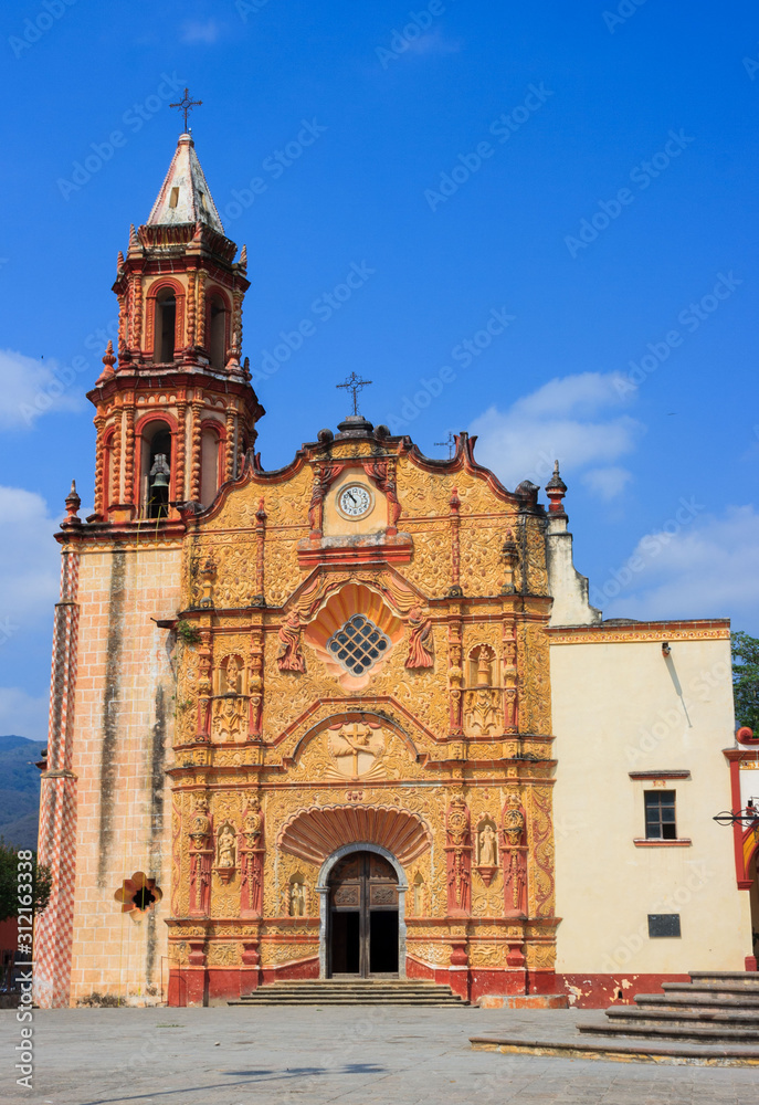 Fototapeta premium catolic Cathedral in Tequisquiapan, Querétaro, Mexico, beauty of buildings with a great architecture and history.