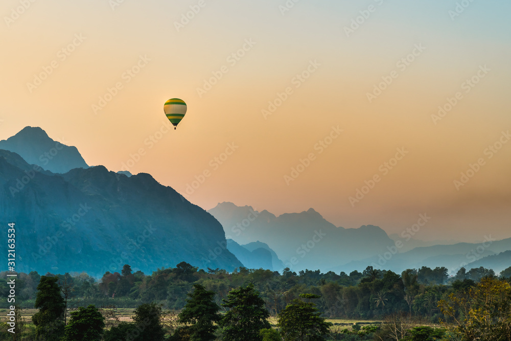 Obraz premium hot air balloon in mountains