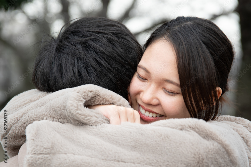 恋人と抱き合う日本人女性 恋人と抱き合う日本人女性