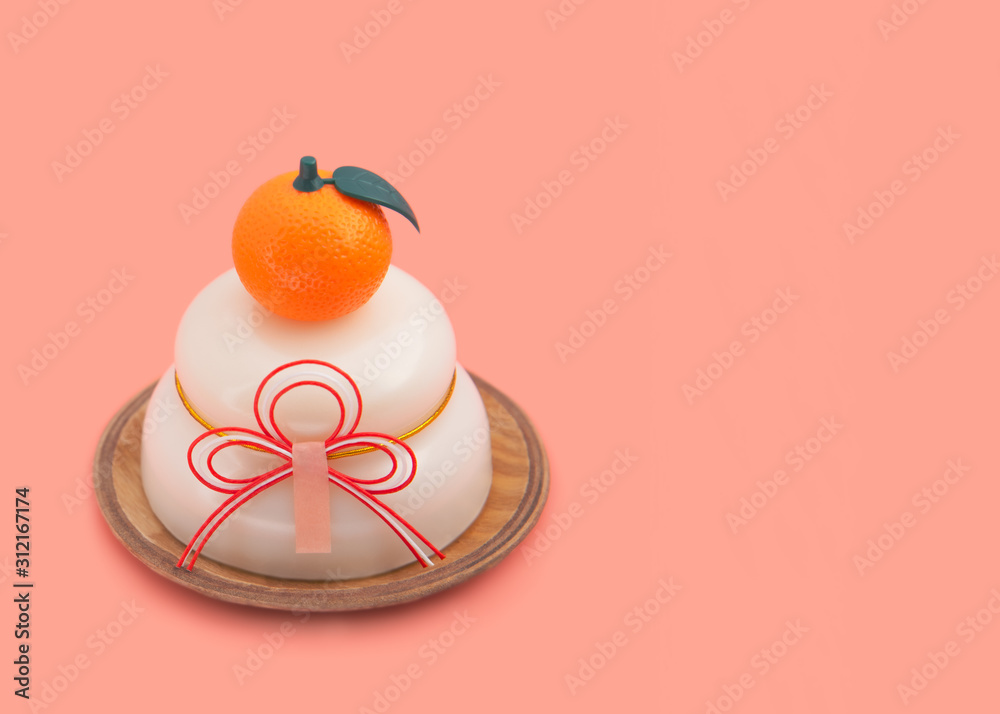 お正月 鏡餅イメージ素材 おしゃれな現代風アレンジのお飾りとみかんがかわいい鏡餅 ピンク背景 Stock Photo Adobe Stock