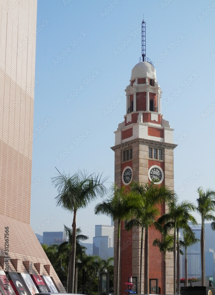 Obraz premium Famous clock tower on Kowloon pier