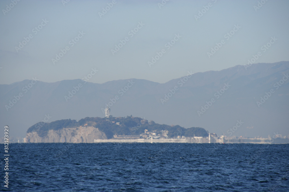 Fototapeta premium 海から見た江ノ島