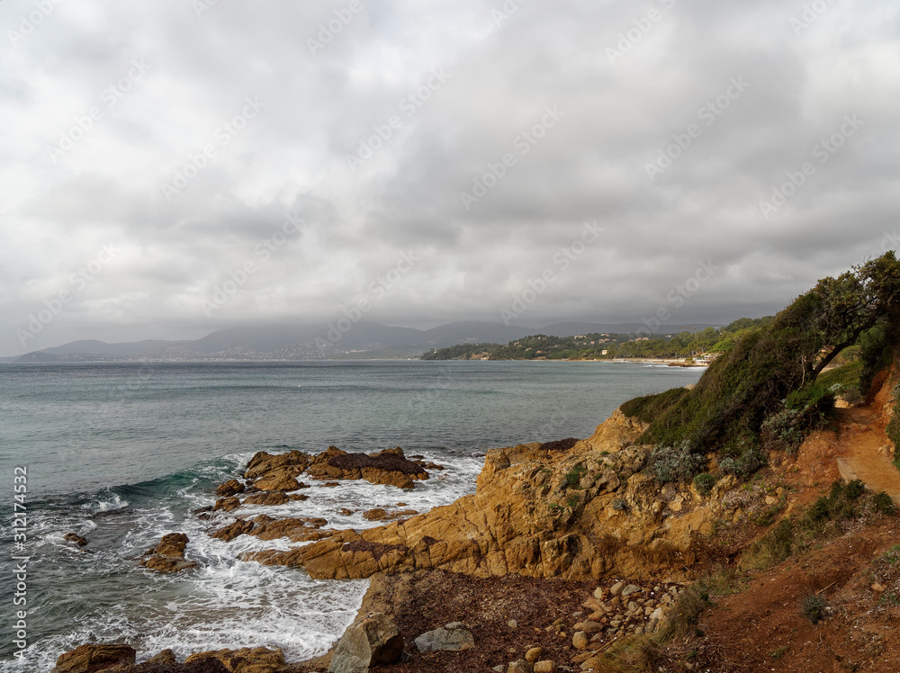 Cap Lardier dans le Var. Le Sentier du littoral avec sa flore et ses magnifiques panoramas à l'horizon et à l'est sur la baie de Cavalaire-sur-Mer Cap Lardier dans le Var. Le Sentier du littoral avec sa flore et ses magnifiques panoramas à l'horizon et à l'est sur la baie de Cavalaire-sur-Mer