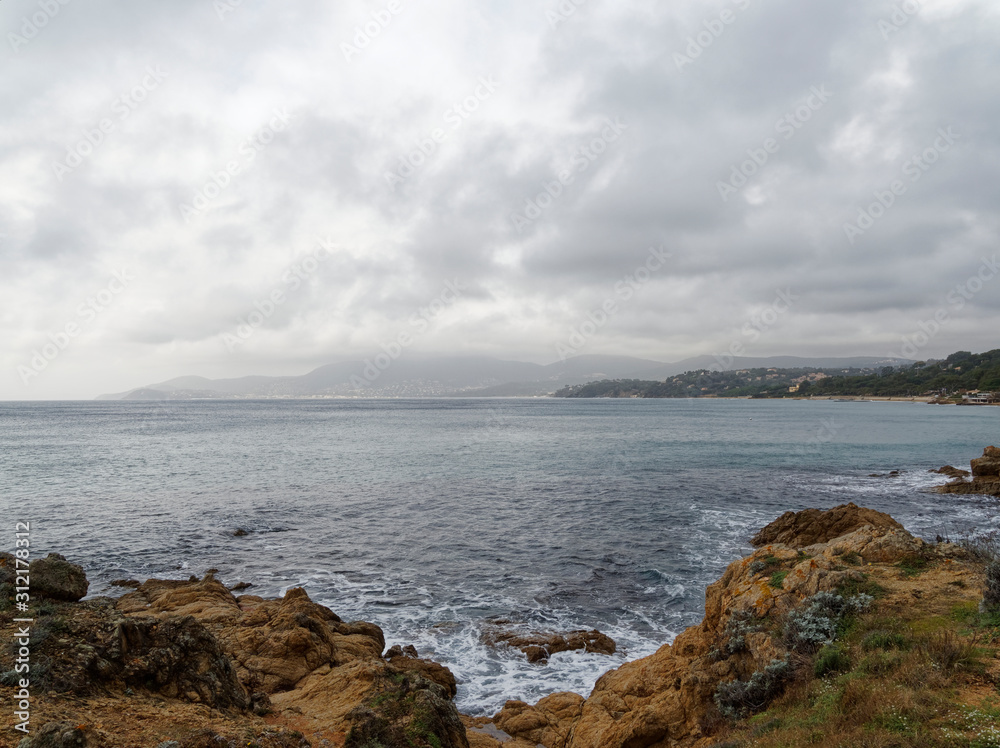 Cap Lardier dans le Var. Le Sentier du littoral avec sa flore et ses magnifiques panoramas à l'horizon et à l'est sur la baie de Cavalaire-sur-Mer