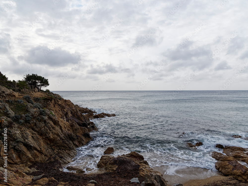 Cap Lardier dans le Var. Paysage de chaos granitiques le long du sentier littoral de la plage de Girago aux ruines de la Maison du pêcheur