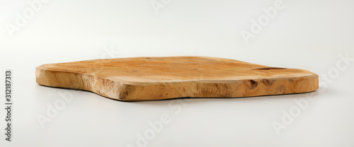 Fotografia Wooden cutting board with natural edge