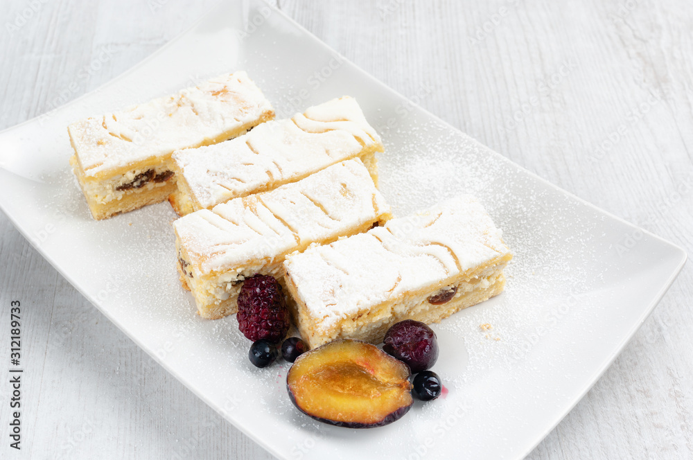 Cottage cheese cake with wild fruits.