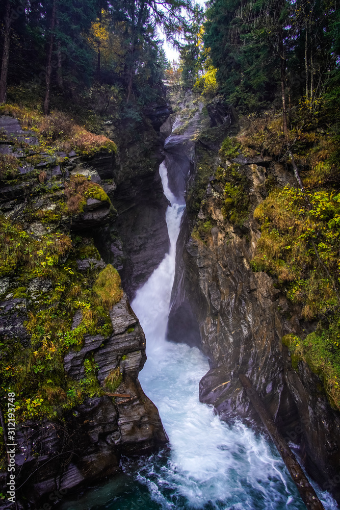 Fototapeta premium rauschender Wildbach zwischen einer engen Felsenschlucht