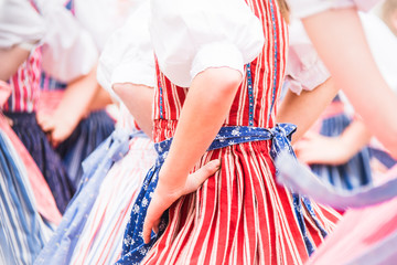 Acrylglasbilder Tanzschule Folkloretänzerinnen in traditionellen Trachten Tschechien  © kaelaimages